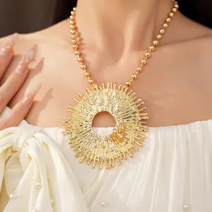 Primo piano di una lussuosa collana dorata a raggiera con strass scintillanti su modella