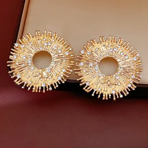 Primo piano di gioielli di lusso in oro con strass scintillanti e motivo a forma di ape