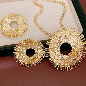 Dettaglio del set collana con ciondolo a raggiera di lusso e strass luminosi