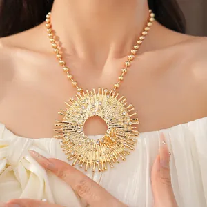 Collana lussuosa con ciondolo circolare a raggiera dorato e strass per donne eleganti