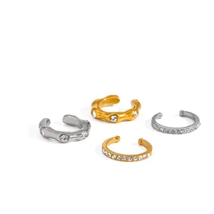Set mit vier C-förmigen 18k vergoldeten Edelstahl-Ear Cuffs mit glänzenden Strasssteinen
