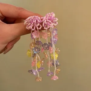 Vue détaillée de boucles d'oreilles bohèmes à pampilles perlées aux fleurs colorées