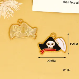 Detailed macro view of pirate hat pendant with 20x15mm size and 1g weight specifications.