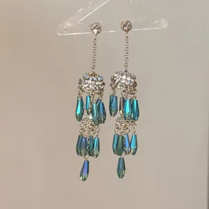Boucles d'oreilles lustre style palais vintage avec cristaux gouttes bleus et aiguilles argent