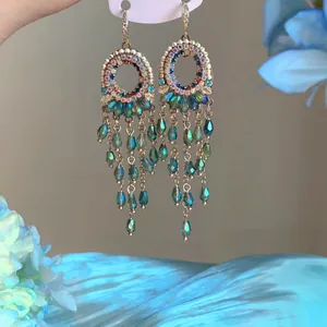 Vue détaillée de boucles d'oreilles à pampilles style palais avec cristaux bleus
