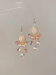 Boucles d'oreilles pendantes style vintage avec cristaux roses et filigrane doré