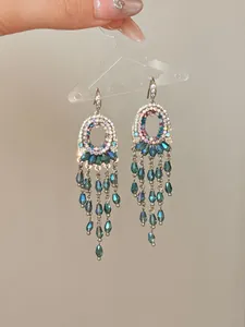 Vue détaillée de boucles d'oreilles lustre vintage avec pampilles goutte d'eau bleues