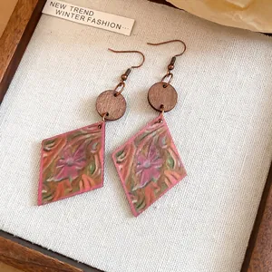 Pendientes étnicos vintage de madera con estampado floral y forma de rombo, fondo