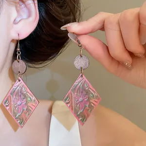 Pendientes étnicos de madera con estampado floral rosa y detalle de rombo