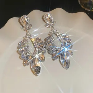 Boucles d'oreilles pendantes vintage de luxe avec strass et design élégant goutte d'eau