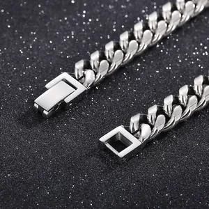 Bracelet à mailles gourmette cubaine en acier inoxydable avec fermoir boîte sécurisé.
