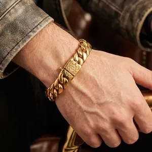 Detailaufnahme eines schweren goldfarbenen Panzerarmbands aus Edelstahl für Herren