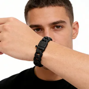 Detailaufnahme eines mattschwarzen Edelstahl-Cuban-Link-Armbands mit geprägtem Totenkopf-Verschluss