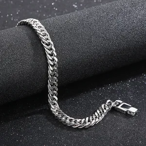 Détail d'un bracelet gourmette en acier inoxydable poli avec un fermoir bijou élégant