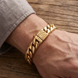 Detail eines goldenen Panzerarmbands aus Edelstahl mit geprägtem Verschluss am Handgelenk