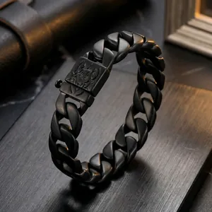 Detailansicht eines matt-schwarzen Edelstahl-Cuban-Gliederkettenarmbands mit Gravur