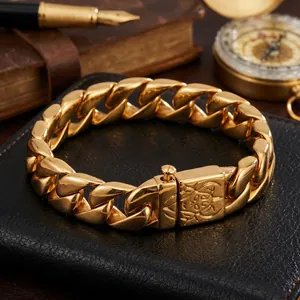 Nahaufnahme eines goldenen kubanischen Panzerarmbands mit geprägtem Verschluss