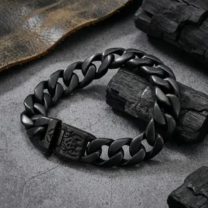 Detailaufnahme eines mattschwarzen Edelstahl-Panzerarmbands mit geprägtem Verschluss.
