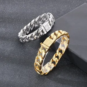 Detailaufnahme von Edelstahl-Panzerarmbändern mit geprägtem Verschluss in Gold und Silber Optik