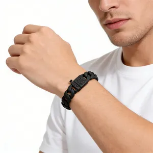 Nahaufnahme eines mattschwarzen Edelstahl-Cuban-Link-Armbands mit geprägtem Verschluss.