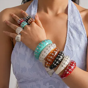 Bracciale Rigido Rotondo in Resina con Borchie Metalliche in Stile Europeo Anello alla Moda con Strass Gioielli da Donna