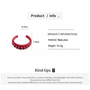 Specifiche dettagliate del bracciale in resina rossa con indicazioni di peso e misura.