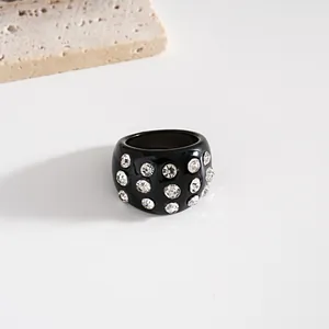 Vista dettagliata di un anello in resina nera con strass trasparenti incastonati