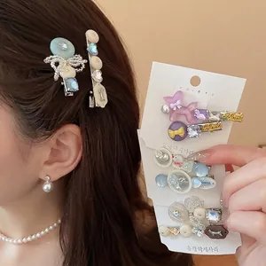 Elegantes Haarspangen-Set mit Strassschleife und Hundemotiven an asiatischem Model