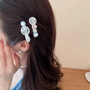 Detailansicht einer süßen Haarspange im koreanischen Stil an braunem Haar getragen
