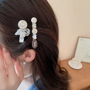 Nahaufnahme von eleganten Haarspangen mit Strasssteinen und Hundemotiv-Details im Haar