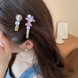 Detaillierte Textur der lila Welpen-Haarspange mit Kristallen und Perlen im braunen Haar