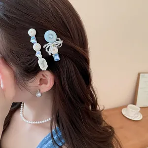 Detailansicht eines Haarclips-Sets mit Schleife und Hundemotiv im koreanischen Stil am Haar.