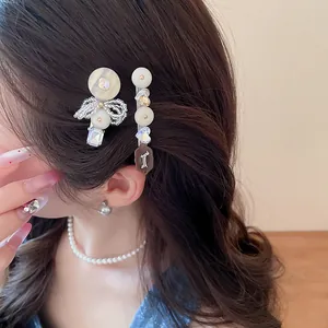 Nahaufnahme von eleganten Haarspangen mit Strassschleife und süßem Hundemotiv im Haar