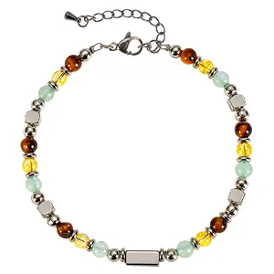 4mm Tigerauge und Citrin Perlenarmband mit Edelstahlakzenten auf weißem Hintergrund