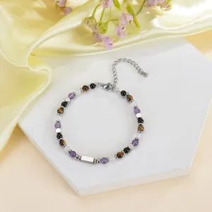 Detaillierte Ansicht eines 4mm Tigerauge und Amethyst Perlenarmbands auf einem Display