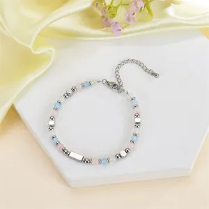 Detailansicht eines pastellfarbenen Perlenarmbands mit Edelstahlelementen auf Display.
