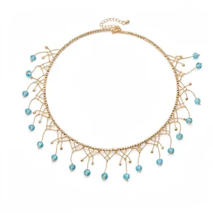 Elegante collana girocollo in pizzo dorato con frange di cristallo blu, accessorio di moda.