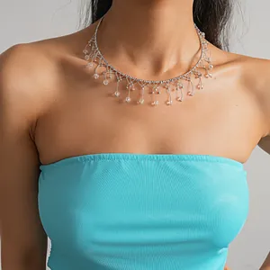 Dettaglio di una collana girocollo con frange di cristallo indossata da una modella