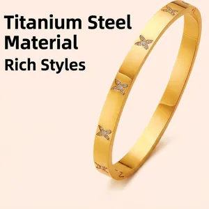 Gedetailleerd overzicht van een vergulde titanium stalen armband met stermotieven.