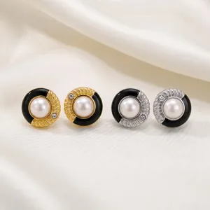 Vue détaillée de boucles d'oreilles minimalistes en émail et perles de nacre en or et argent