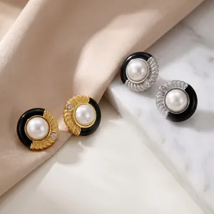 Élégantes boucles d'oreilles émaillées avec perle centrale et détails en strass