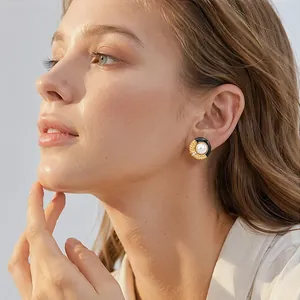 Gros plan d'une boucle d'oreille en émail noir avec perle et strass de style minimal