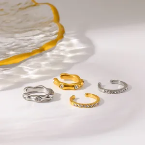 Elegante C-förmige Edelstahl-Ohrklemmen mit funkelnden CZ-Steinen in Gold und Silber
