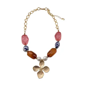 Collar de cuentas étnico vintage con cuentas acrílicas de cerámica y flor dorada
