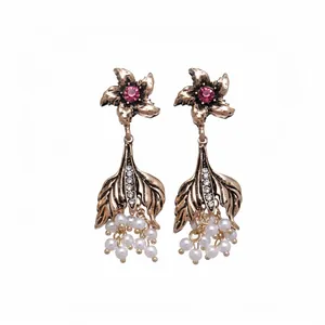 Orecchini vintage a coda di pesce dorati con strass rosa e pendenti in perle bianche