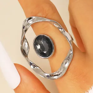 Anello geometrico d'argento minimalista con una grande pietra ovale in acrilico nero