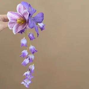 Gedetailleerd overzicht van een paarse stoffen bloem haarclip met hangende rank.