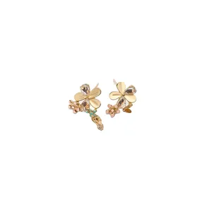Élégantes boucles d'oreilles fleurs dorées avec pierres œil-de-chat et détails roses