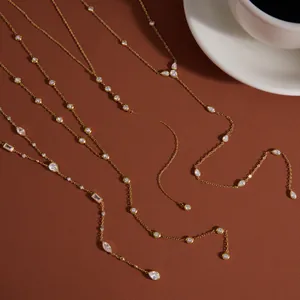 Elegante collana a Y in acciaio al titanio placcato oro 18k con cristalli di zircone