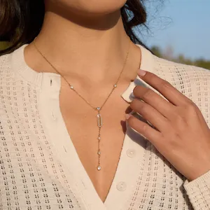 Dettaglio della collana a Y in acciaio al titanio placcato oro 18k con cristalli
